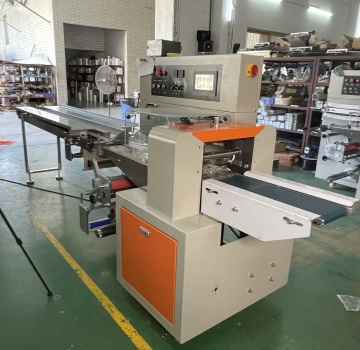 wet wipes flow wrapping machine  with auto  Labeling