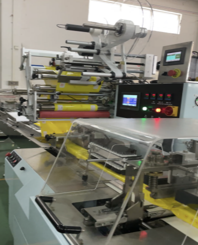 wet wipes flow wrapping machine  with auto  Labeling