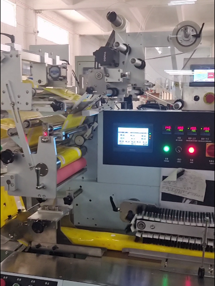 wet wipes flow wrapping machine  with auto  Labeling