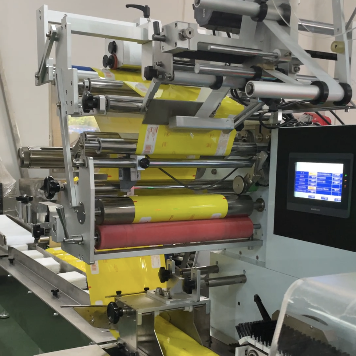 wet wipes flow wrapping machine  with auto  Labeling